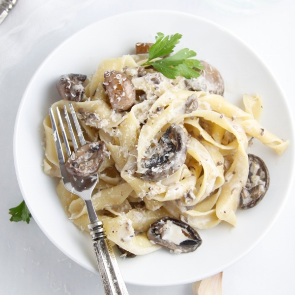 Pasta-with-Creamy-Mushroom-Sauce-www.bellalimento.com-019-533x800featured