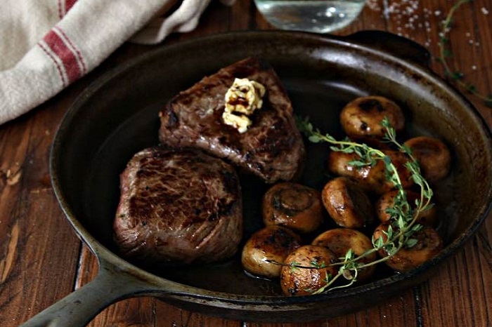 Steak With Sauteed Mushrooms