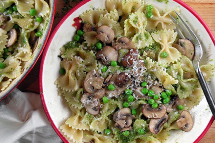 Farfalle with Walnut-Tarragon Pesto, Crimini Mushrooms and Peas