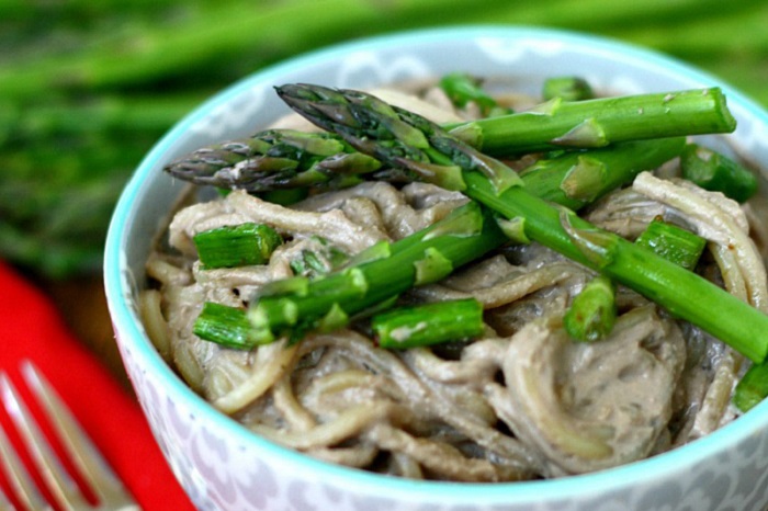 Pasta with Asparagus and Creamy Mushroom Sauce
